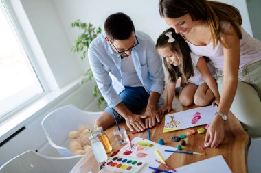 Birlikte mutlu ailesi harcama eğlenceli zaman evde