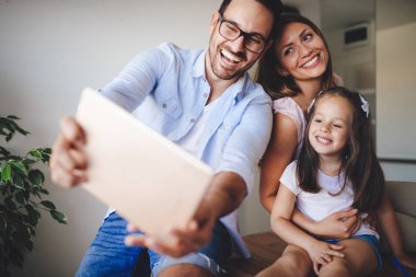 Mutlu aile eğleniyor kendi evinde selfie alarak