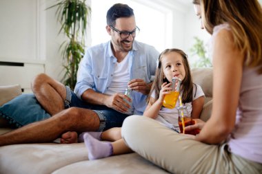 Mutlu aile evlerinde birlikte içme eğleniyor