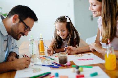 Birlikte mutlu ailesi harcama eğlenceli zaman evde
