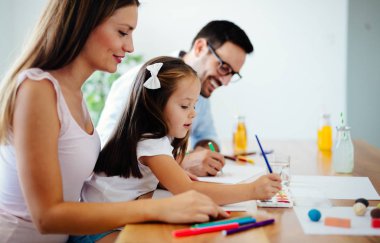 Birlikte mutlu ailesi harcama eğlenceli zaman evde