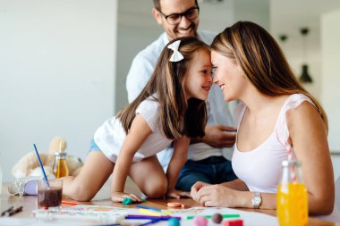 Birlikte mutlu ailesi harcama eğlenceli zaman evde