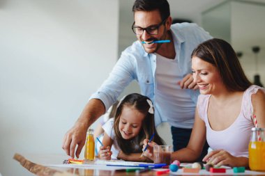 Birlikte mutlu ailesi harcama eğlenceli zaman evde