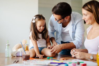 Birlikte mutlu ailesi harcama eğlenceli zaman evde