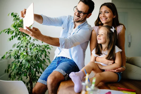 Família Feliz Divertindo Tirando Selfie Sua Casa — Fotografia de Stock