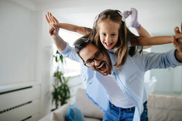 Retrato Padre Hija Jugando Juntos Casa — Foto de Stock