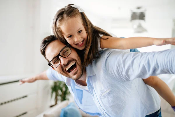 Retrato Padre Hija Jugando Juntos Casa — Foto de Stock