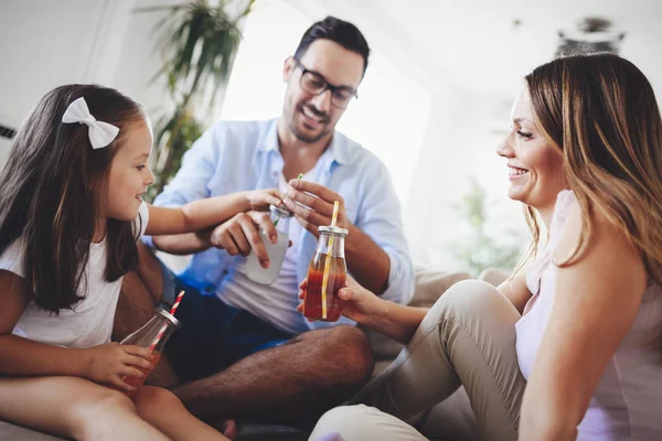 Famiglia Felice Divertirsi Bere Insieme Nella Loro Casa — Foto Stock