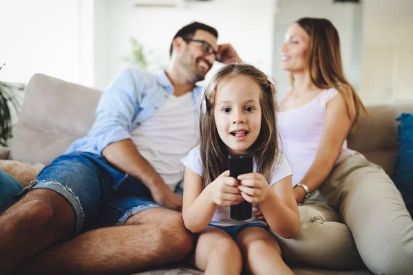 Genç sevimli kız ailesiyle birlikte TV izlerken