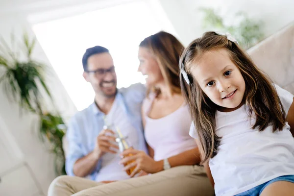 Junges Glückliches Kleines Mädchen Genießt Zeit Mit Ihren Eltern Hause — Stockfoto