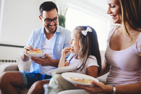 Feliz Familia Sonriente Compartiendo Pizza Juntos Casa —  Fotos de Stock