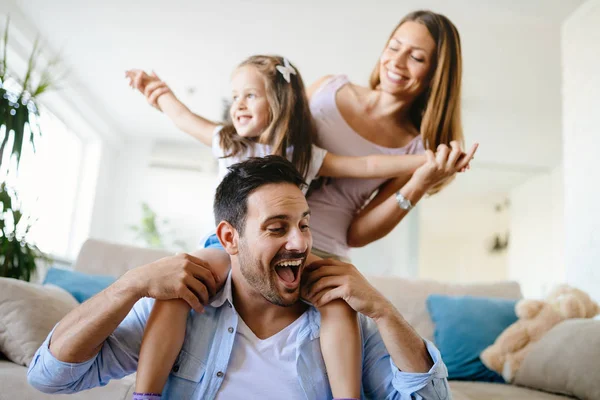 Šťastná Rodina Baví Krát Doma Společně — Stock fotografie