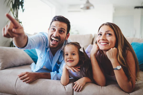 Televisiekijken Samen Hun Huis Gelukkige Familie — Stockfoto