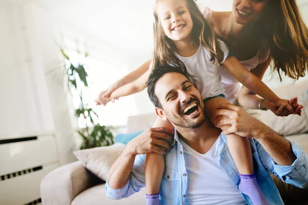 Família Feliz Divertindo Casa Juntos — Fotografia de Stock