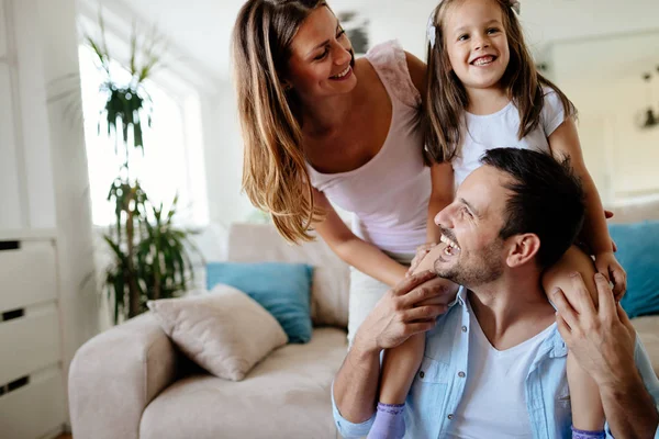 Gelukkige Familie Plezier Keer Samen Thuis — Stockfoto