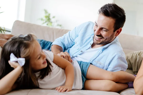 Porträtt Far Och Dotter Avkopplande Hemma Tillsammans — Stockfoto