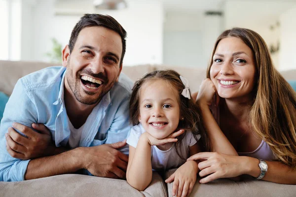 Televisiekijken Samen Hun Huis Gelukkige Familie — Stockfoto
