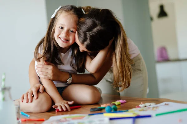 Petite Fille Faisant Art Travailler Avec Mère — Photo