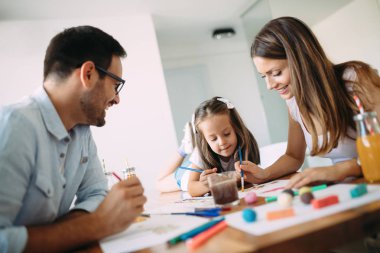 Mutlu aile eğleniyor evde vakit