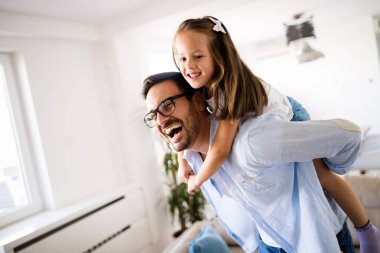 Mutlu aile eğleniyor evde vakit