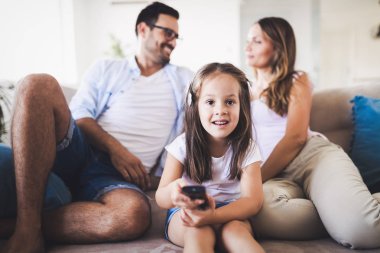 Mutlu aile eğlence zaman evde tv izleme