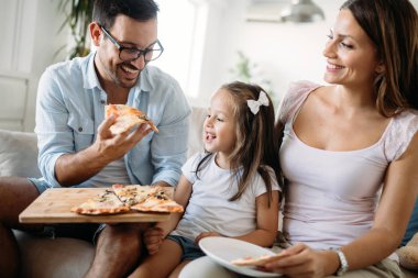 Pizza evde birlikte paylaşımı mutlu bir aile portresi