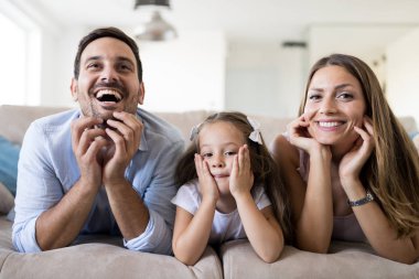 Mutlu aile eğlence zaman evde tv izleme