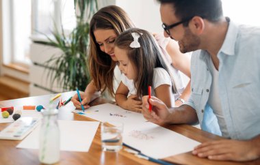 Mutlu aile eğleniyor evde vakit