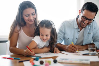 Mutlu aile eğleniyor evde vakit