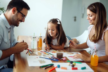 Mutlu aile eğleniyor evde vakit