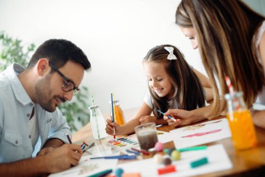 Mutlu aile eğleniyor evde vakit