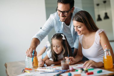 Mutlu aile eğleniyor evde vakit