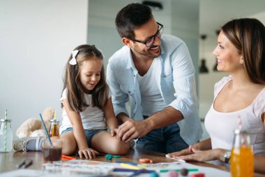 Mutlu aile eğleniyor evde vakit
