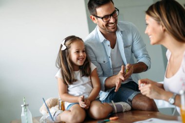 Mutlu aile eğleniyor evde vakit