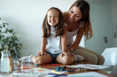 Mutlu aile eğleniyor evde vakit