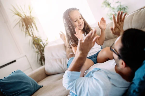 Lycklig Familj Kul Tid Tillsammans Hemma — Stockfoto