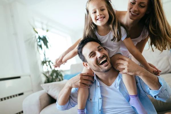 Familia Feliz Divirtiéndose Juntos Casa —  Fotos de Stock