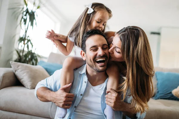 Lycklig Familj Kul Tid Tillsammans Hemma — Stockfoto