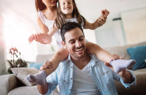 Lycklig Familj Kul Tid Tillsammans Hemma — Stockfoto