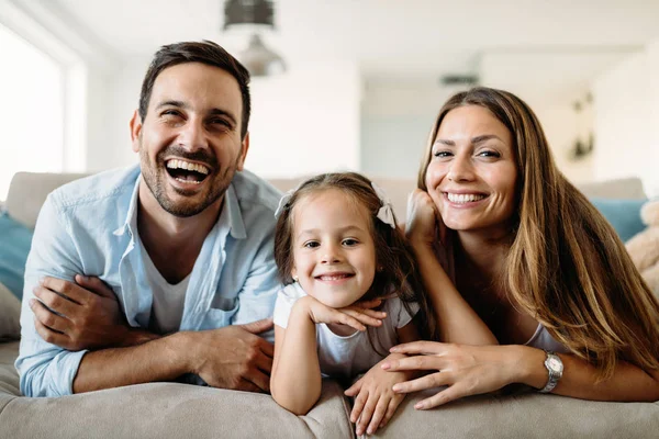 Glückliche Familie Die Spaß Beim Fernsehen Hause Hat — Stockfoto