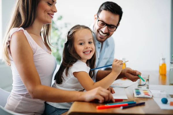 Familia Feliz Divirtiéndose Juntos Casa —  Fotos de Stock