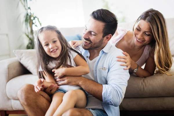 Lycklig Familj Kul Tid Tillsammans Hemma — Stockfoto