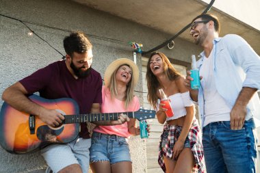 Bir grup arkadaş dışarıda eğleniyor ve mutlular.