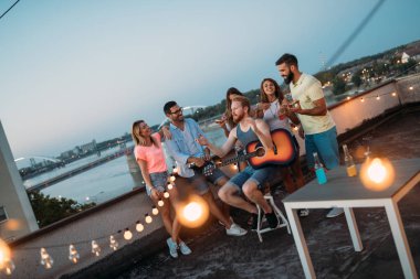 Çatıda parti mutlu gülümseyen arkadaş grubu