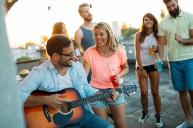 Çatıda parti mutlu gülümseyen arkadaş grubu