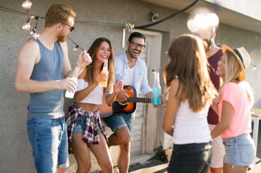 Çatıda parti mutlu gülümseyen arkadaş grubu