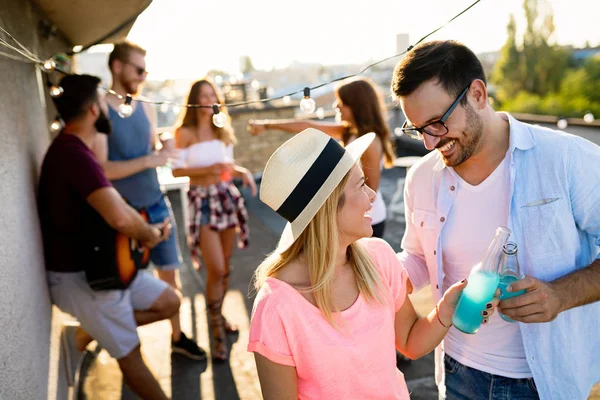 Amigos Disfrutando Cócteles Una Fiesta Amigos Divirtiéndose Bebiendo Cócteles Aire — Foto de Stock