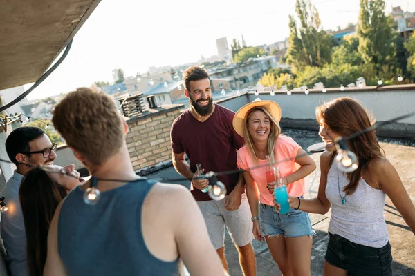 Groep Van Gelukkige Jonge Vrienden Hebben Feest Het Dak — Stockfoto