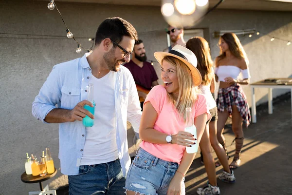 Grupo Amigos Disfrutando Fiesta Amigos Divirtiéndose Fiesta Azotea — Foto de Stock