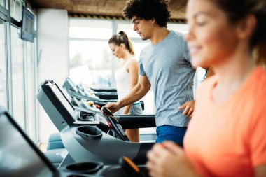 Yakışıklı delikanlı kardiyo eğitim salonunda treadmill yapıyor